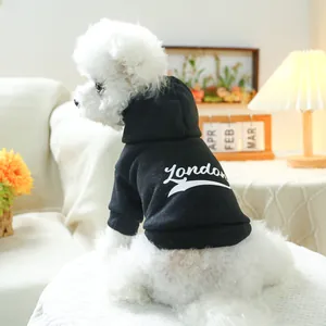 Detail eines schwarzen Haustier-Hoodies mit weißem London-Schriftzug aus Baumwolle