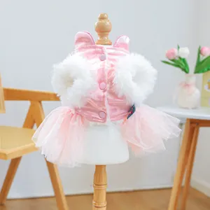 Roze prinsessenjurk voor huisdieren met tule rok en witte imitatiebont op houten model