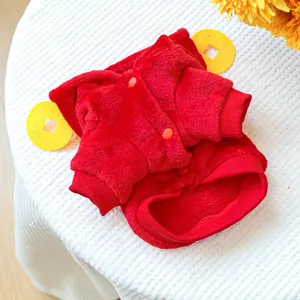 Détails du manteau d'hiver rouge pour animaux avec boutons-pression et poignets côtelés