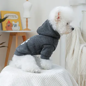 Gemütlicher dunkelgrauer Hunde-Kapuzenpullover mit weißem Grafikdruck für kleine Haustiere