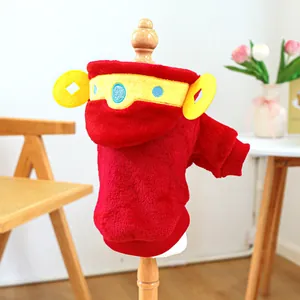 Détail du sweat à capuche rouge pour animaux avec chapeau de Dieu de la Richesse