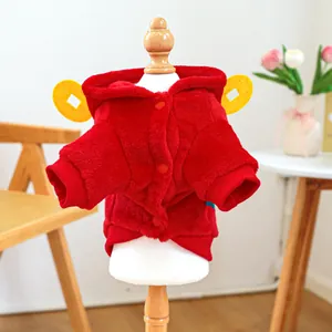 Détail d'un sweat à capuche rouge en peluche pour animaux avec pièces d'or