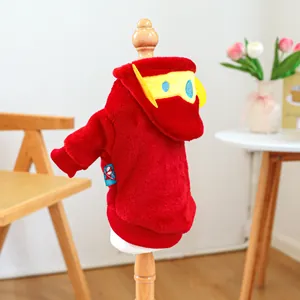 Détail du sweat à capuche rouge en peluche pour chien avec masque et poignets côtelés