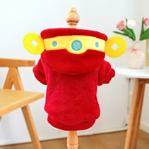 Détail du sweat à capuche festif en peluche rouge pour petits chiens et chats