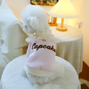 Rosa Hunde-Hoodie mit Cupcake-Stickerei und weißem Spitzenkragen-Detail an einem Hund