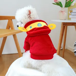 Détail du sweat à capuche festif rouge pour animaux avec oreilles de monnaie