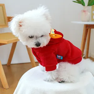 Gros plan du sweat à capuche rouge pour chien en polaire porté par un Bichon Frisé