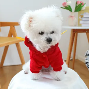 Détail du sweat à capuche rouge pour chien avec ailes jaunes et texture en polaire