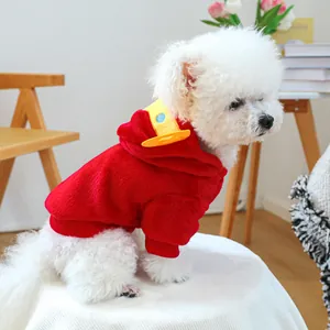 Détail d'un sweat à capuche rouge pour chien avec couronne jaune pour petits chiens