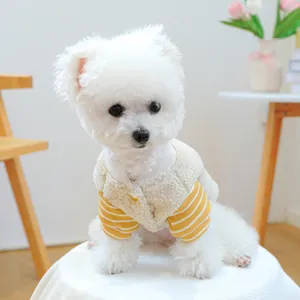 Hunde-Hoodie mit cremefarbenem Fleece und gelb gestreiften Ärmeln für kleine Tiere