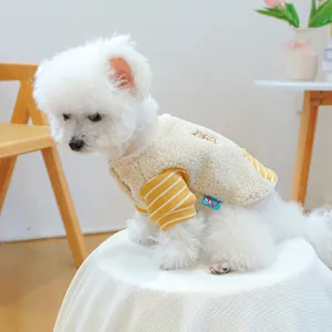 Hunde-Hoodie mit beigem Teddy-Fleece, gelb gestreiften Ärmeln und Bär-Stickerei