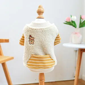 Hunde-Hoodie Detail mit Fleeceweste, Bärenstickerei und gelb gestreiften Ärmeln