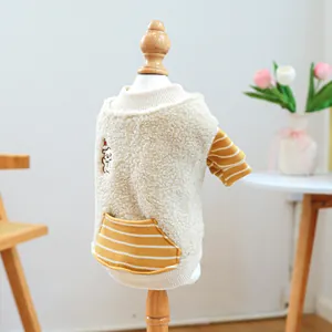 Details vom Hundepullover mit cremefarbenem Sherpa-Fleece und gelben Streifenärmeln