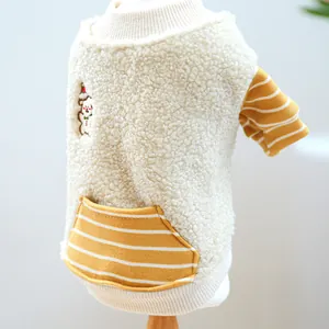 Detail der weichen cremefarbenen Fleece-Haustierweste mit gelb gestreiften Ärmeln