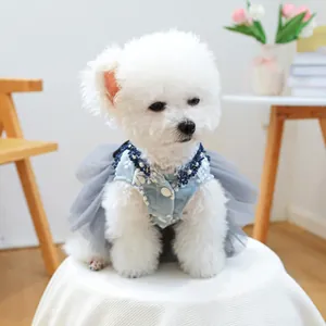 Robe élégante pour chien en tweed bleu avec jupe en tulle gris et broderies de fleurs