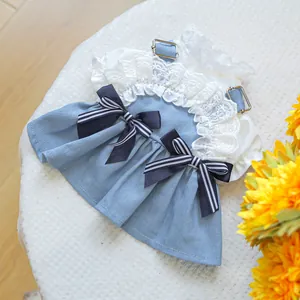 Dettagli dell'abito in denim per animali con pizzo, fiocchi e fibbie in metallo