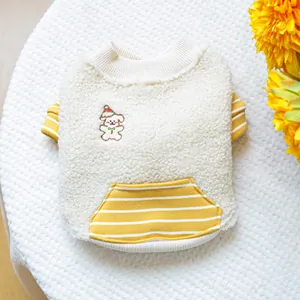 Detail der Fleece-Haustierweste mit Bärenstickerei und gelb gestreifter Tasche