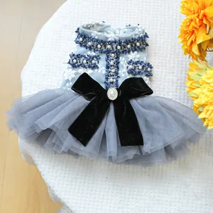 Robe en dentelle pour animaux avec broderie florale, perles et grand nœud en velours