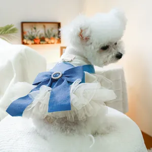 Dettaglio dell'abito pettorina in denim per cani con fiocco e accenti di strass