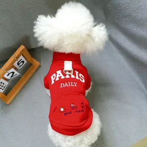Detail eines roten Hunde-Hoodies mit PARIS DAILY-Aufdruck und D-Ring für die Hundeleine