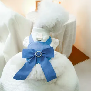 Dettaglio dell'abito in denim per animali con grande fiocco blu, perla e gonna in tulle