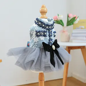 Détail de robe pour chien en dentelle bleue avec perles et grand nœud en velours noir