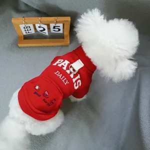 Detail eines roten Hunde-Hoodies mit PARIS-Druck, Tasche und D-Ring zur Leinenbefestigung