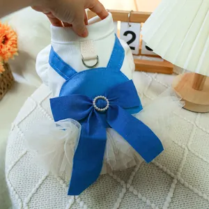 Dettagli del vestito in jeans per cani con fiocco blu, anello di perle e gancio a D in metallo