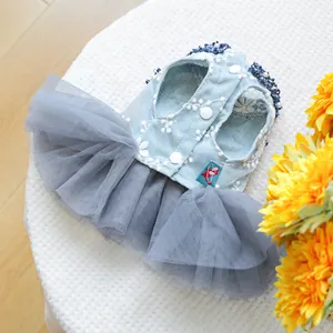 Vue détaillée d'une robe pour animaux avec broderie fleurie, perles et jupe en tulle