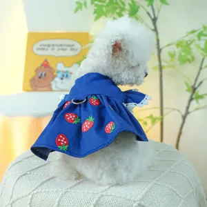 Dettaglio dell'abito per cani in denim blu con ricamo a fragola, pizzo e anello a D