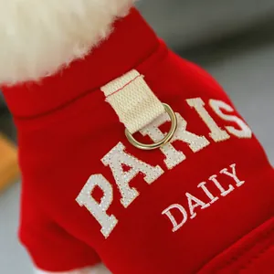 Detailansicht des roten Haustier-Sweatshirts mit Paris-Stickerei und Metall-D-Ring
