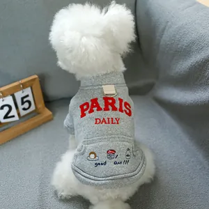 Detail eines grauen Hunde-Hoodies mit Paris Daily-Aufdruck und D-Ring für die Leine
