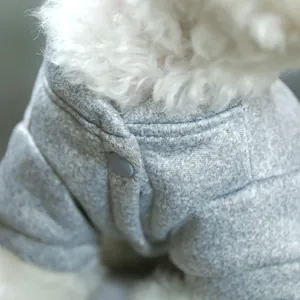 Detailaufnahme des grauen Haustier-Hoodies mit Druckknopf und weicher Stofftextur im Fokus