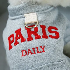 Detail von grauem Hunde-Hoodie mit Paris Daily Stickerei und integriertem Metall D-Ring Verschluss