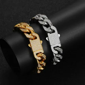 Gouden en zilveren 12mm Cuban link armbanden met zirkonia pavé op zwarte standaard