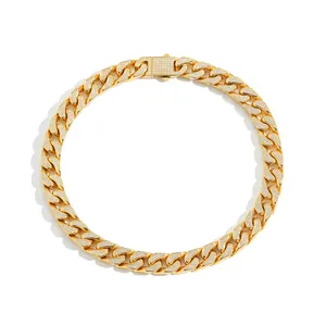 Detail van 12 mm gouden Cubaanse schakelketting met zirkonia en een veergeveerde sluiting