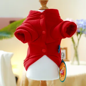 Detail eines roten Haustier-Hoodies mit drei Druckknöpfen und dicker Baumwolltextur