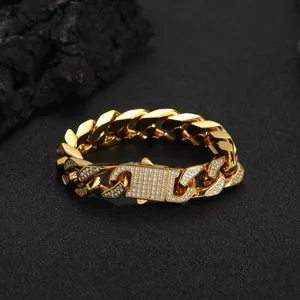 Detail van gouden 12mm Cubaanse schakelketting met zirkonia stenen op de sluiting