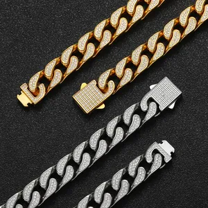 Macro-opname van 12mm Cubaanse schakelketting met zirkonia en rvs veer-sluiting detail