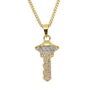 Collana con ciondolo a chiave ghiacciata dorata con catena cubana per stile hip hop