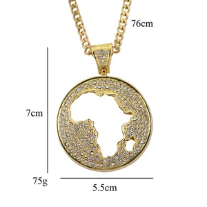 Detailansicht der 7x5,5cm großen Afrika-Karte Anhänger mit Maßen auf einer 76cm Kette