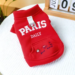 Detailansicht eines roten Hunde-Hoodies mit Paris-Stickerei und Metall-D-Ring für Leinen