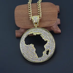Detailansicht des goldenen Hip-Hop-Anhängers mit Afrika-Karte und funkelnden Strasssteinen