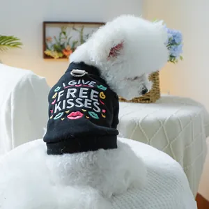 Detail eines schwarzen Hunde-Sweatshirts mit Stickerei und Metall-D-Ring für die Leine