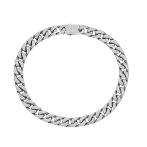 Detail van een 12mm zilveren roestvrijstalen Cubaanse schakelketting met zirkonia stenen