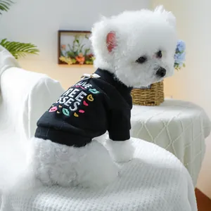 Detail eines schwarzen Hunde-Sweatshirts mit Stickerei und D-Ring für die Leinenbefestigung
