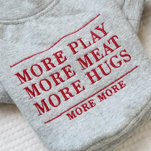 Detail der roten Stickerei auf einem grauen Haustier-Hoodie aus Strickgewebe