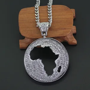 Detailansicht silberner runder Afrika-Kartenanhänger mit Kristallen und grober Gliederkette