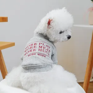Detail eines grauen Hunde-Sweatshirts mit rotem 'MORE PLAY' Aufdruck aus weichem Strick