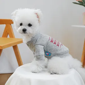 Detailansicht eines grauen Hunde-Sweatshirts mit rotem MOR MOR MOR Print und Knöpfen